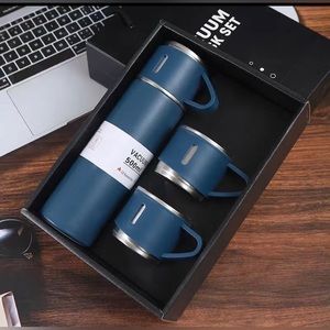 Stainless steel insulated bottle with 3 cups